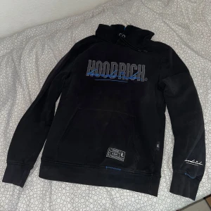 Hoodrich dress - Säljer min Hoodrich dress i storlek M. Den är i riktigt bra skick (9/10), endast använd 5-6 gånger. Inga synliga skador, hål eller fläckar, materialet håller sig fortfarande fräscht.