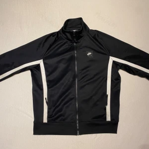 Svart nike zip-up tröja - Svart nike zip-up tröja i mycket bra skick, inga hål eller defekter. Säljer då jag inte använder den längre och den inte passarz