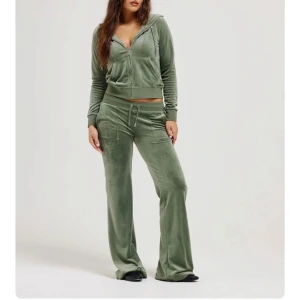 Juicy byxor - Gröna juicy byxor i strl S. inte nya men i nyskick! inga tecken på användning.