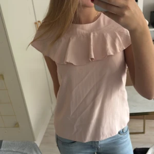 Rosa volangblus - Jättefin oanvänd volangblus köpt från sellpy.