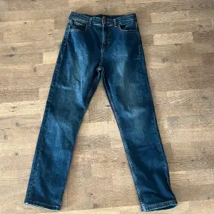 Ett par Lee jeans. Inget fel på dem. Sitter regular fit. De sitter bra om man är 170