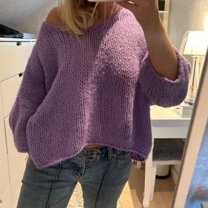 Lila stickad tröja  - Säljer denna stickade lila tröja, superfint material💜från made in italy