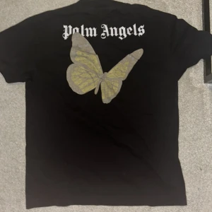 Palm angel t-shirt - Bra skick och säljer pågrund av att jag inte avänder tröjan