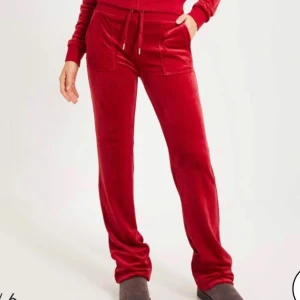 Juicy byxor  - Säljer dessa röda juicy då dom inte används mer, väl använda men syns inte alls. Den enda defekten är den saknade silver saken på snöret 💖