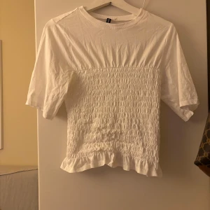 En vit T-shirt  - En vit T-shirt från H&M. Storlek S. 