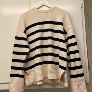 Stickad tröja - Super trendig stickad tröja! Passar till allt och väldigt skön, sparsamt använd☺️