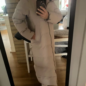 Mckinely  - En lång kappa perfekt i vinter. Nyskick. Beig. Dyr i inköp.  Stl xs men passar s 
