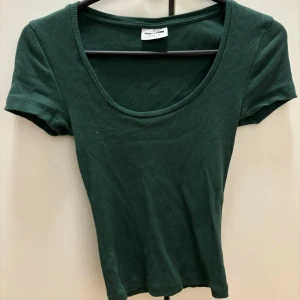 Grön Topp  - Säljer denna Mörkgröna toppen! Perfekt och fin till hösten 💕