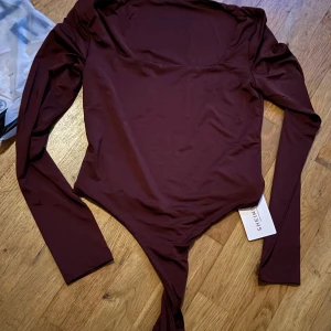 Helt nytt & oanvänd brun satin body storlek L - Säljs helt nytt body i storlek L pga felköp  den är som storlek M pga tajt. Den passar till de som brukar ha M i plagg