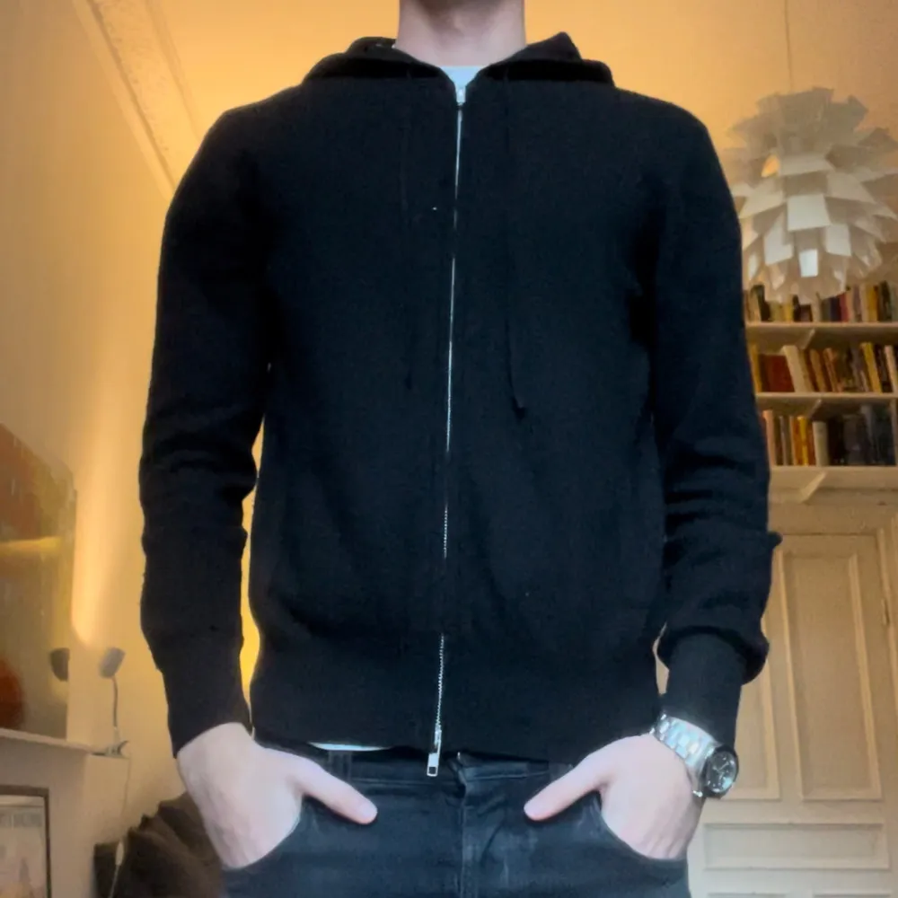 Säljer min otroligt snygga och sköna Soft goat zip up. Köpt på deras hemsida för ca 2 år sedan. Säljer pga att den är för liten. Nypris: ca 3000kr.. Tröjor & Koftor.