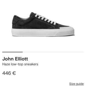 Säljer mina sjukt unika och eftertraktade John Elliot sneakers. Ny pris 5069kr plus 1500kr med frakt och tull. Allting ingår med box och dustbag. (Använda 3-4 gånger) skick 9/10. Storlek 45 men passar mig som har storlek 44 och 44,5.