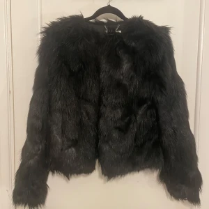 Svart pälsjacka  - Svart pälsjacka. Super fin. Använd fåtal gånger. 