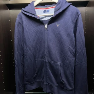 Marinblå Gant Zip Hoodie - Marinblå Gant zip hoodie i strl 176, 16 år. Skick 8/10