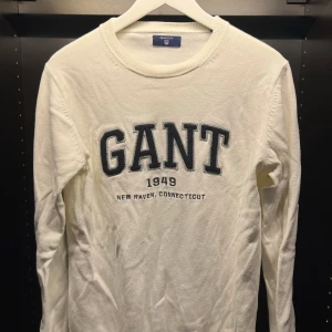 Gant Crewneck - Vit Gant crewneck i strl S. Skick 9/10 behöver bara strykas.