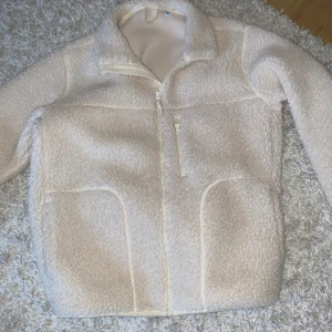 Teddyjacka!! - säljer denna teddyjacka då den inte kommer till användning längre🩷