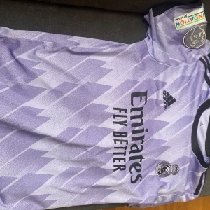 Real Madrid tröja  - Väldigt bra tröja använts ett par gånger men den är som en helt ny tröja. Pris kan diskuteras , skicka till mig bara