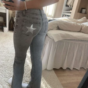Lågmidjade jeans  - Storlek 152 men är själv en xs-xxs och dom sitter bra på mig! 