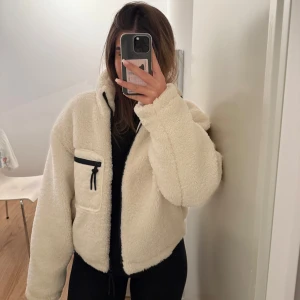 VIT fluffjacka från NAKD strl 36 - Vit fluffjacka från NAKD som använts fåtal gånger och i princip ny😍den är oversized och passar även om du har strl M