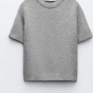Grå zara stickad t-shirt - Säljer denna fina stickade t shirt. Skriv privat för fler bilder!💕