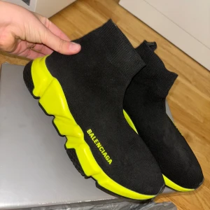 Balenciaga speed  - Jättefina skor från balenciaga använda Max 3 gånger, har ej kvitto men var orderbekräftelsen. Storlek 37 men passar 38 