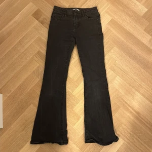 Ett par svarta boot cut jeans  - Ett par svarta boot cut jeans från Lindex, använt några gånger men är i bra skick🩷 storlek 146 