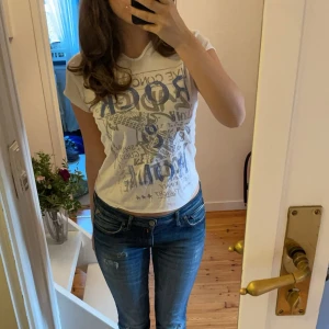 Zadig och voltaire tshirt - Jättesnygg tshirt från zadig & voltaire!  Bra skick, skriv för fler frågor🤍