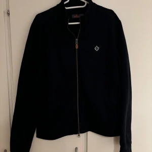 Morris zip - Säljer denna Morris zip hoodie. Tröjan är i bra skick utan defekter. Storlek M passar även L. 