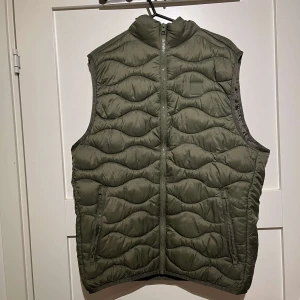 Grön väst - Mörkgrön väst från jack and jones. Orginal pris är 450.