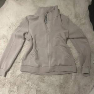 Beige jacka med dragkedja - Ny, aldrig använd fick som present💝 den är perfekt för idrott eller liknande fast också skön för att ha utan🩷med dragkedja 