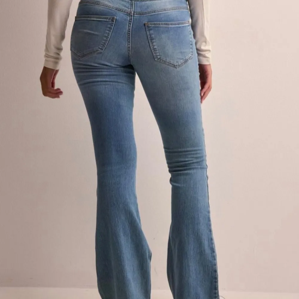 Ett par helt oanvända jeans beställda ifrån Nelly storlek Xs/32, märket är vero moda. Jeans & Byxor.