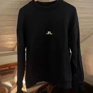 Svart sweatshirt från J.Lindeberg - Nypris: 1200kr Säljer en stilren mörkblå sweatshirt från J.Lindeberg. En gnutta urtvättad, därav priset. Skick 7/10 Skeiv vid minsta lilla fundering🤗