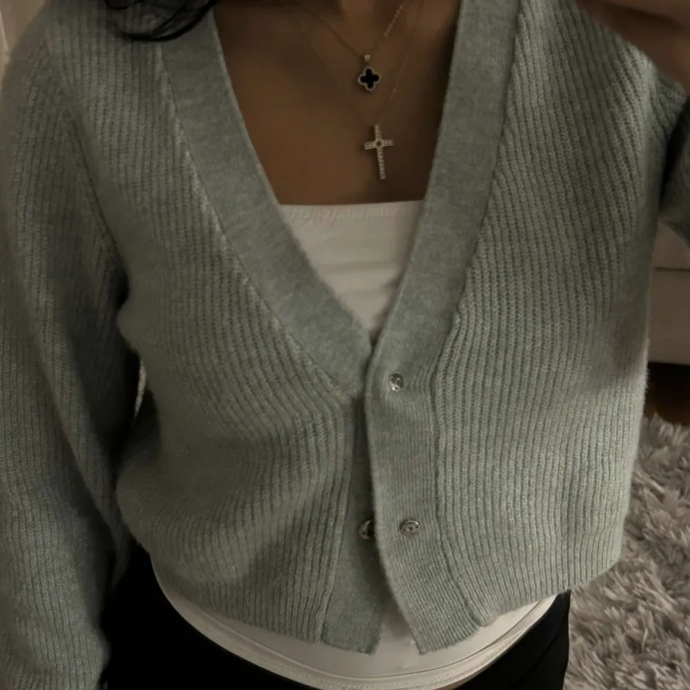 Svag mintgrön cardigan från H&M i storlek XS aldrig använt. . Stickat.