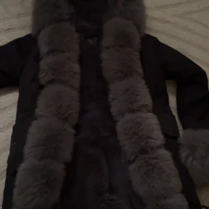 Fatima parka jacka grå - Säljer min parka jacka, skicket är väldigt bra och ej använt mycket. Köp priset 4 499kr och säljer nu för 1800kr. Priset går att diskuteras. Den håller dig väldigt varm trots snöoväder och är väldigt snygg. Ger dig även en fin form💕pälsen är äkta! 