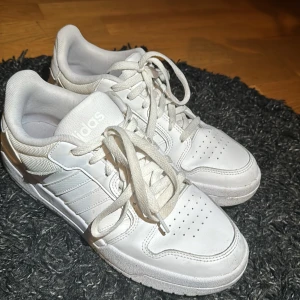 Adidas skor - Nästan helt nya adidas skor, använda 3 gånger. Storlek 43 1/3