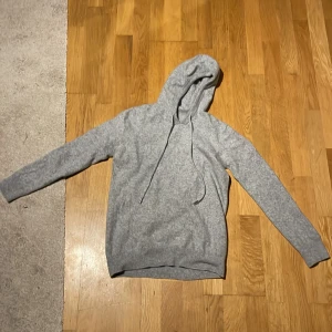 Grå merinoull hoodie - Tja! Säljer just nu denna sjukt snygga merinoull hoodie i färgen grå. Storleken är S/XS och passar dig mellan 165-172!  Tröjan är endast använd 4-5 gånger och är i nyskick, pris ej hugget i sten 😁 Hör av er vid minsta fundering 💯🙏