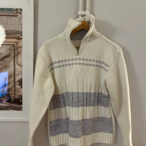 Fin stickad tröja - Mysig och fin stickad tröja. Står ingen storlek men känns som en S/M.