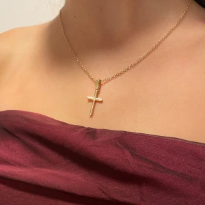 Korshalsband Guld - Medelstort halsband, knappt använt, kanske inte jättevattentåligt men fortfarande bra halsband. 