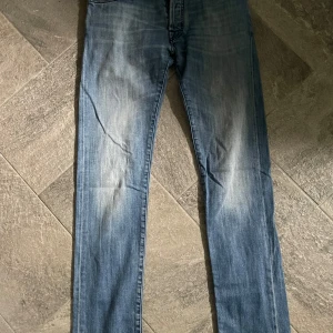 Jacob Cohen Jeans - Mycket bra skick, förutom lappen nå baksidan som har defekter. Storlek 32. Nypris är ca 5500. Måtten på jeansen finns på sista bilden 