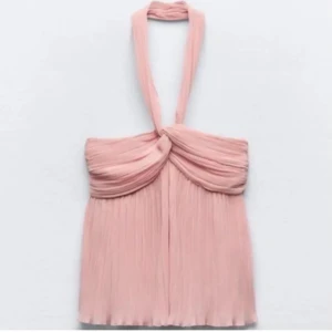 Fest topp - Säljer min rosa fest topp från zara då den är för stor för mig. Helt oanvänd o lappen är kvar. Skicka privat för fler bilder 💞