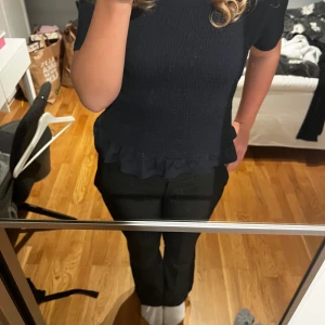 Marinblå topp - Jättefin marinblå topp från Gina Tricot Använd ett fåtal gånger men är i nyskick Den är i barnstorlek 170 men den sitter som S Pris går att diskuteras 