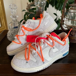 OFF WHITE DUNK - Vann dessa super fräscha OFF WHITE dunks för några år sedan nu och har bara hållit på dem. Resell market på dessa ligger på runt ≈5500-6000kr. De är i storlek 44 (US 10) och modellen är LOT 31. Kontakta mig över alla era frågor och funderingar. Men 