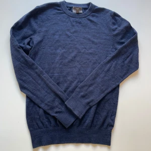 Mörkblå tröja från H&M - Säljer en stilren mörkblå tröja från H&M i storlek XS. Tröjan är långärmad och har en klassisk rund halsringning. Perfekt för både vardag och lite finare tillfällen. Den är mjuk och bekväm, 100% bomull, finstickad 