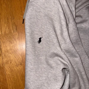 Polo hoodie  - Hej säljer min polo hoodie för att jag använder den inte plus jag har använt den max 5 gånger 