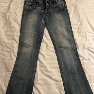 Jeans lågmidjat bootcut - Älskar dom här men dom är för små för mig därav säljs dom. Inga defekter skit snygg wash och dom är lågmidjade och bootcut