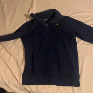 Säljer en fet lyle and scott half zipen  - Säljer denna feta half zipen väldigt bra nu till hösten/vintern skriv om ni har några funderingar!