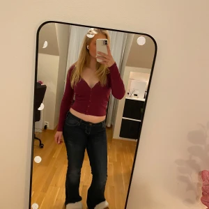 Vinröd långärmad tröja - Jakitsnygg långärmad tröja med knappar som har blivit för liten. Den är mer lila vinröd i verkligheten. Hör av er vid frågor💘