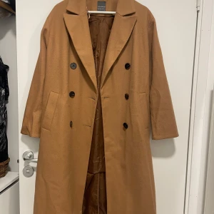 Ljusbrun höstkappa  - Ljusbrun höstkappa från Primark. Okej skick, nopprig vilket syns på bilden 