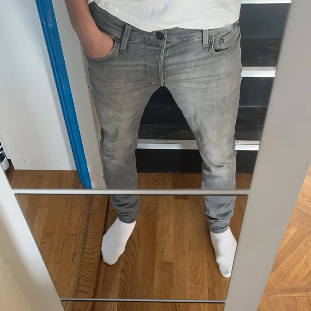 Nyskick! Knappt använda, riktigt bra färg för att kunna matcha med andra plagg 💯 Slim fit, skön passform och material. Nypris ligger på 800, hör av dig vid fler frågor👍🏽. Jeans & Byxor.