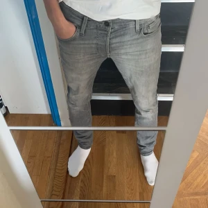 Jack & Jones Jeans - Nyskick! Knappt använda, riktigt bra färg för att kunna matcha med andra plagg 💯 Slim fit, skön passform och material. Nypris ligger på 800, hör av dig vid fler frågor👍🏽