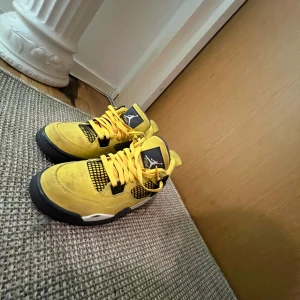 Hej, säljer nu mina air jordan 4 retro lightning då dom börjar bli små det är storlek 37,5 helt äkta är dom har inget kvitto eller box till dom då det försvann med flytten men köpte dom på kicksnstuff i göteborg - Har haft dom i cirka 1 år o 3 månader använt dom några gånger köpte dom för 4,690 på kicksnstuff då